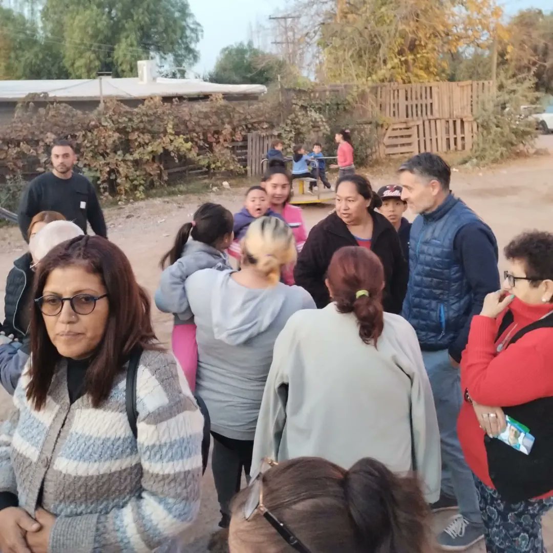 BetoAguilera17's tweet photo. Nos reunimos con vecinxs de #drummond junto a @ParisiOmar  @lucasilardo @scalcopaloma @BrunoCeschin @IulianoMarian @MarisaGarnica para avanzar en proyectos, como la inseguridad, la vivienda, la infraestructura sanitaria que han sido abandonados por el oficialismo.
#Elegi https://t.co/e1b2Tncfvx