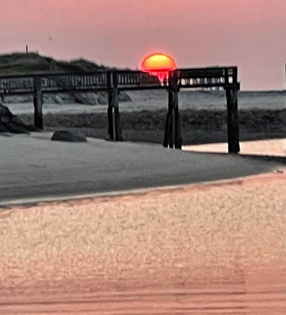 Tonight’s setting sun was so red and so strange looking #crazysunsets #zombie#sunset #piersunset instagr.am/p/CskTosmObFF/