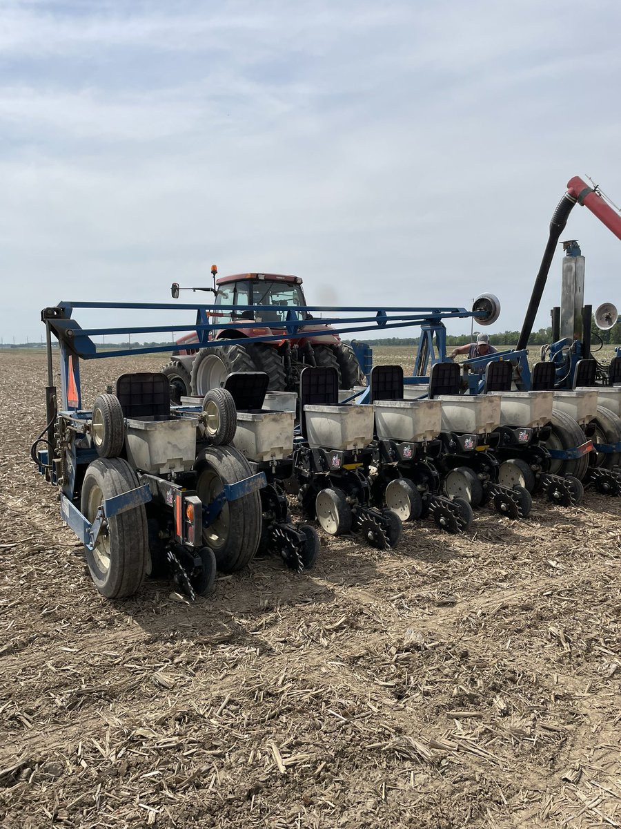 lkoch94's tweet photo. NEW #Asgrow XF4 class going in the ground! #plant23 #xfsoy @DKAS_SIL 🌱✅ https://t.co/Zx7iU8LWWJ