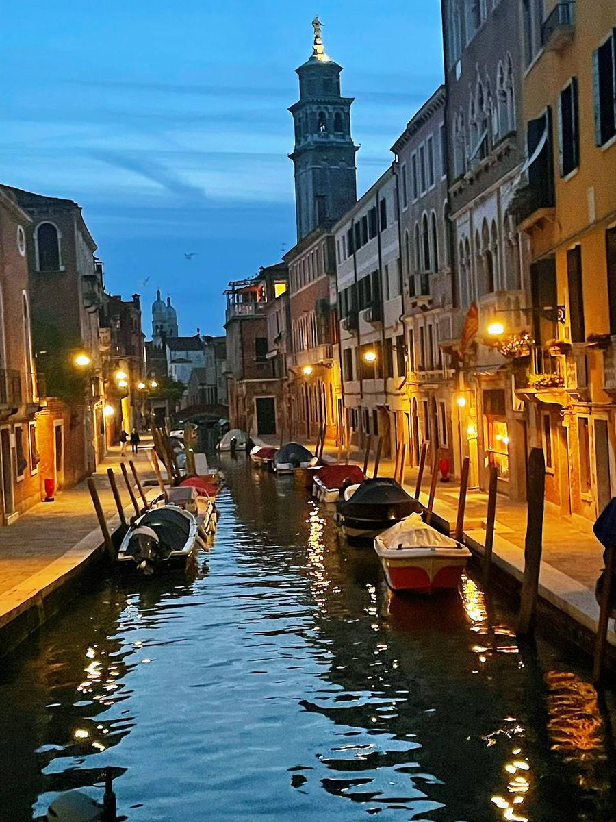 My friend sent me a photo of the tour in Venice, I do not know when to have time for a long-distance travel