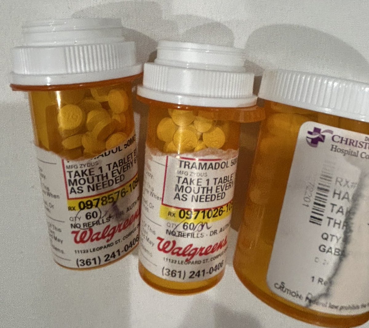 Voy a devolver a la farmacia estos botes de “Tramadol” No me los tomo porque son altamente adictivos, aunque te quitan el dolor de una forma impresionante, prefiero no hacerlo… Prefiero aguantarme, aunque llore de dolor.