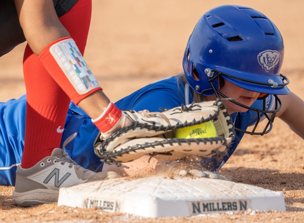 indyhsscores's tweet photo. PHOTOS: @HSEsoftball @HSEAthletics rallies for dramatic @IHSAA1 softball sectionals win over rival @FHSTigers @fisherssoftball. 

MORE 📷: https://t.co/rhB7009EGH https://t.co/S7nRhbppRR
