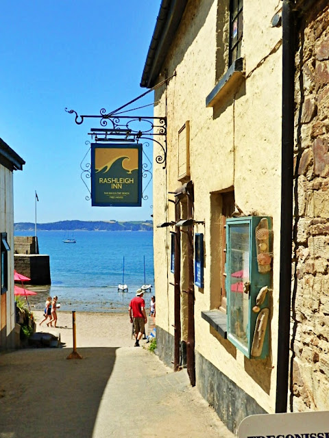 MikePer85818309's tweet photo. Rashleigh Inn: the pub on the beach at Polkerris,  Cornwall. Hope it's sunny where you are. More photos: https://t.co/aBuHJHA2Z4 https://t.co/LvN8AkK91g