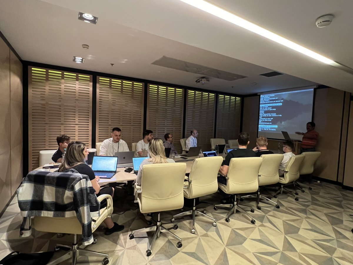 VoxxedIasi's tweet image. Excited to kick off the first ever @VoxxedIasi conference with 2 amazing full-day long workshops with @venkat_s and @laurspilca! #itisfun