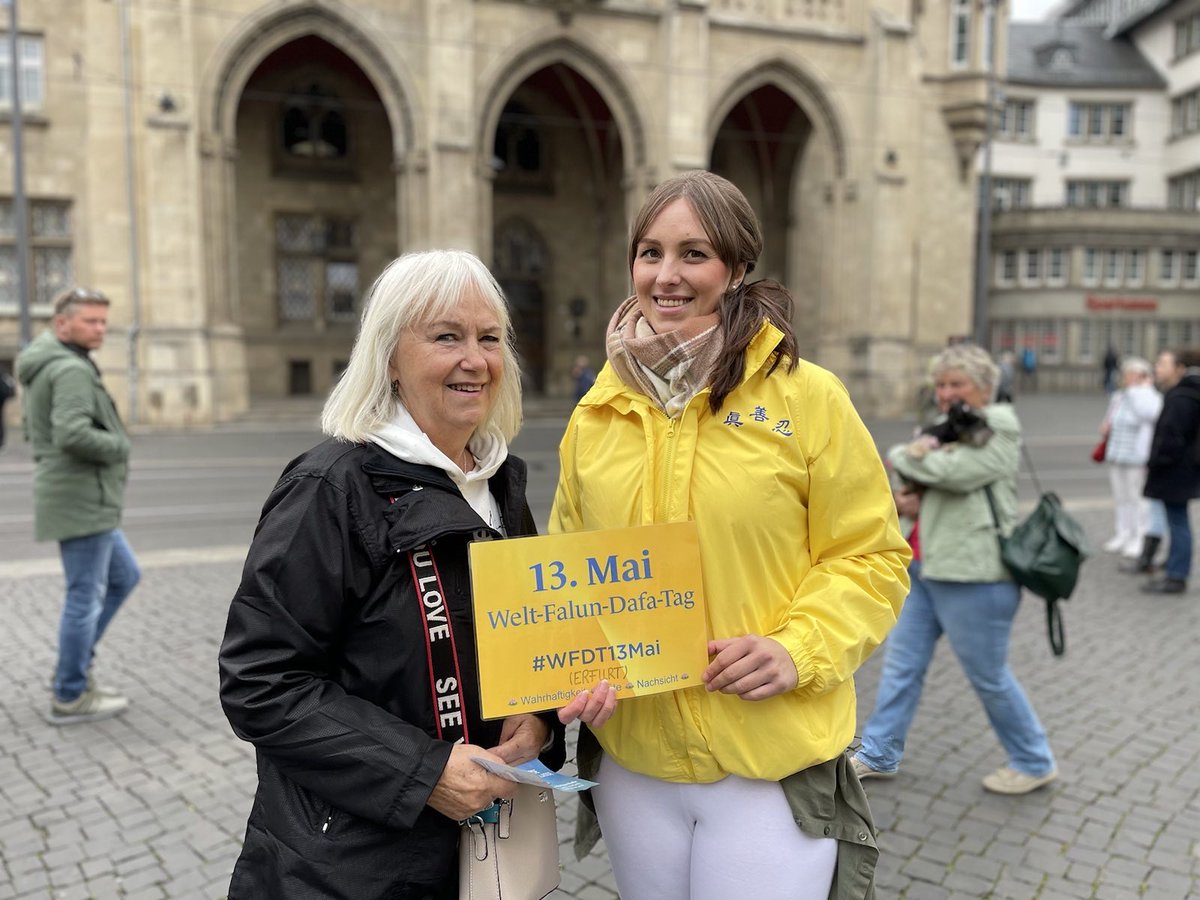 Marion und Jennifer anlässlich des Welt-Falun-Dafa-Tages in Erfurt. 

#WFDT13Mai #WorldFalunDafaDay #Erfurt #Thueringen #Deutschland 🇩🇪