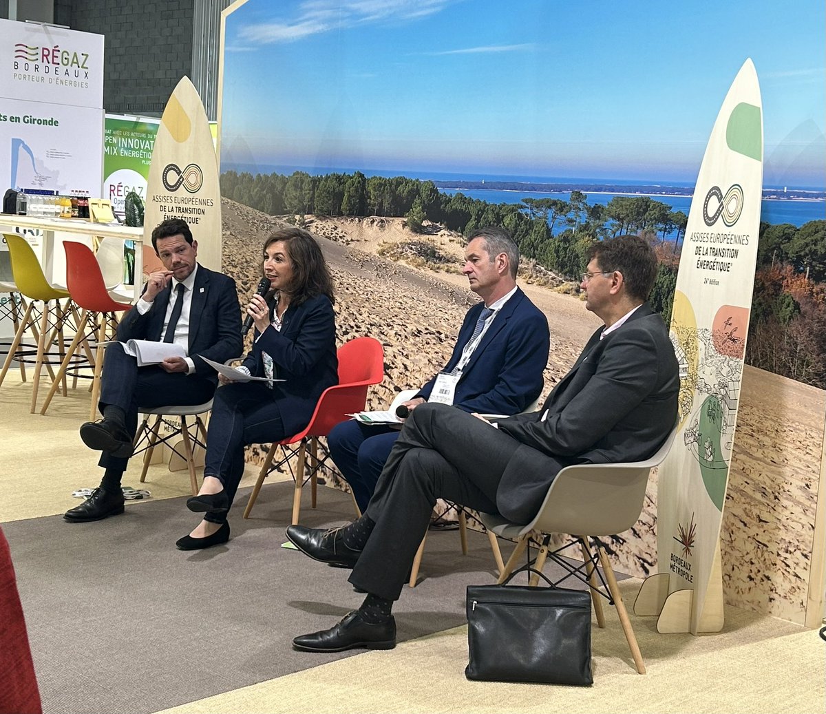 [En direct 🔴 - #AssisesTE]

📢 La conférence de presse d'ouverture des Assises Européennes de la Transition Énergétique se déroule actuellement sur le stand des co-organisateurs, en plein cœur du Village des transitions, au Palais des congrès de <a href="/BxMetro/">Bordeaux Métropole</a>.