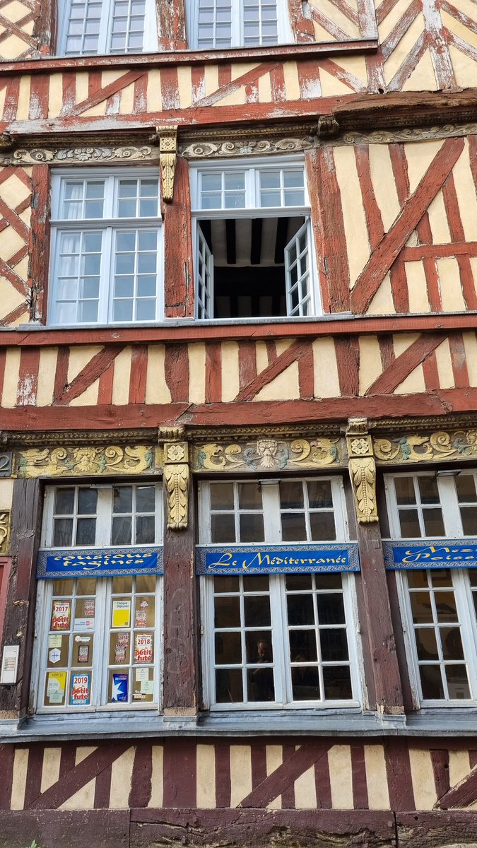 Buongiorno girovaghi!
Oggi vi parlo ancora di 🇫🇷Rennes🇫🇷 per mostrarvi la sue famose case a graticcio!!

Sapevate qui, nel capoluogo della Bretagna, ce ne sono ben 286?!?
È la città francese che ne ha di più dopo Strasburgo!

#explorefrance #collaborazione #visitrennes