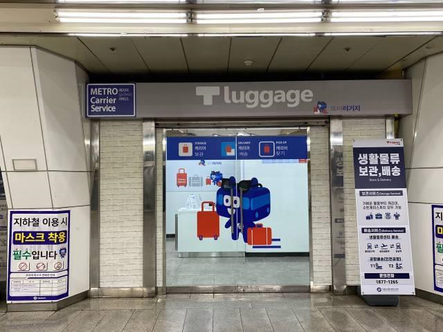 seoulmania's tweet photo. 출근길, 지하철역에 짐 맡기고
퇴근 후 픽업 및 출국 OK!✈️

지하철역↔공항
#캐리어배송서비스!🧳

#지하철티러기지(https://t.co/mj5wMCh7lA) 4개소(서울역, 김포공항, 홍대입구, 명동) 및 공항에서 서비스를 시작하고, 6월 이후 강남역 등으로 확대 예정입니다.👉예약하기 https://t.co/Uve23GliWe https://t.co/xIAIvm7X4i