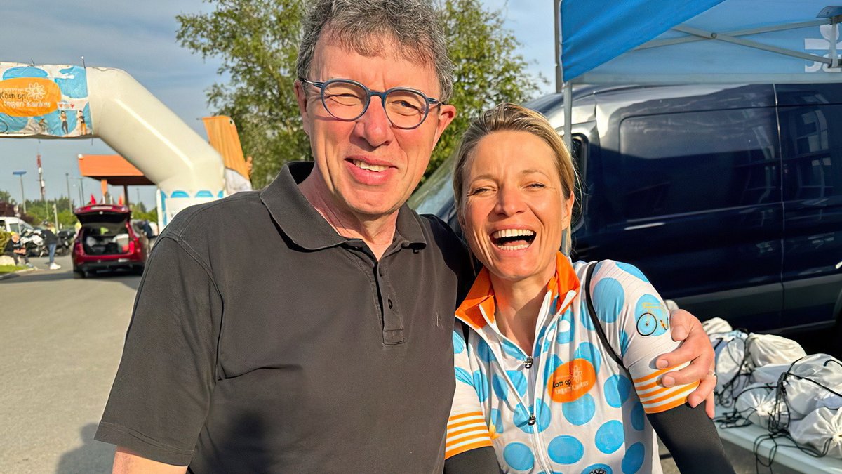 VRT's tweet photo. Vrolijke gezichten tijdens en na #de1000km voor @komop_tgkanker. Met een straf resultaat van maar liefst 5.912.516 euro voor kankeronderzoek niet meer dan terecht. Proficiat aan alle fietsende VRT-collega's en Kom op tegen Kanker. ♥️ https://t.co/uafGuBnzY4