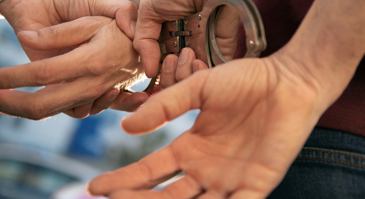 mossos's tweet photo. Agents de paisà enxampen in fraganti de matinada a Sarrià - Sant Gervasi (BCN) tres lladres que havien posat marcadors i estaven robant en diversos pisos. Els detenim i recuperem un rellotge valorat en 23.000 € https://t.co/Pb3ZXOOotu