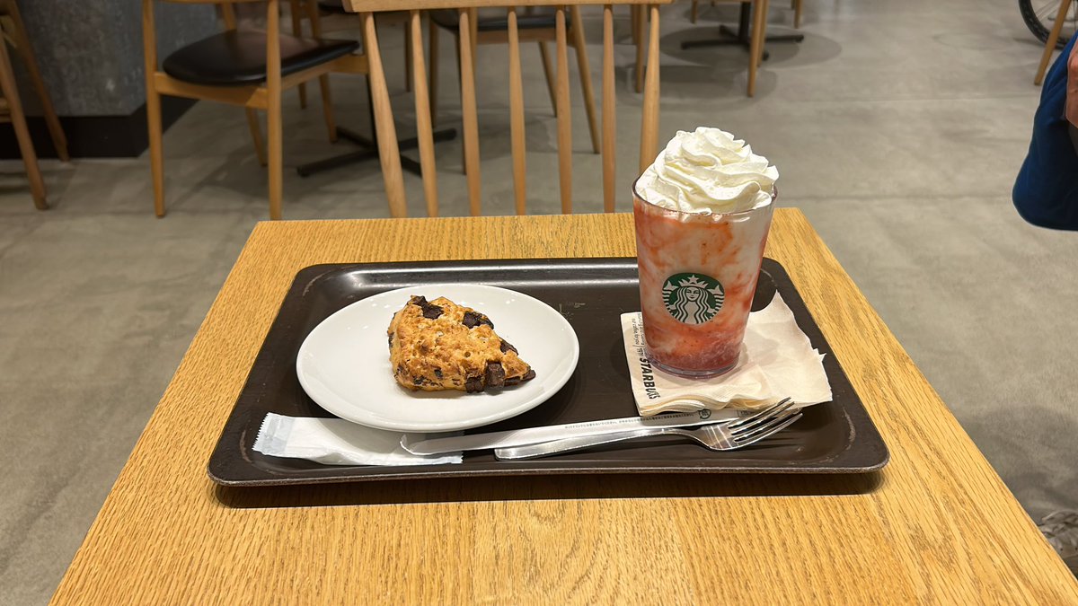 aki_u_u_222's tweet image. 時間休なので、スタバで腹ごしらえして、英語！