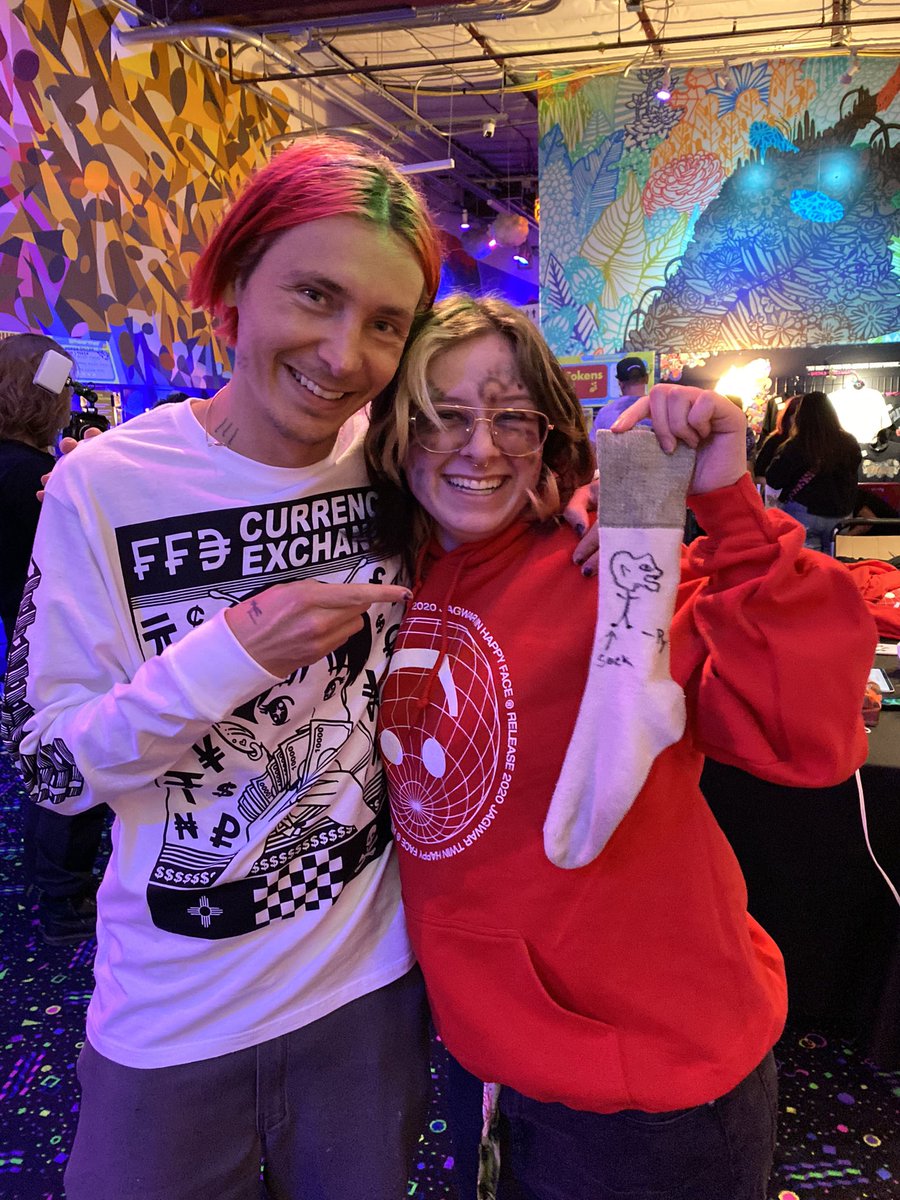 Juno35537717's tweet photo. I AM THE PROUDEST OWNER OF A SIGNED SOCK BY THE MOST ICONIC AND BRILLIANT MAN @JagwarTwin 
Gorgeous set, gorgeous men! 💛 https://t.co/FImqZ9Oc04