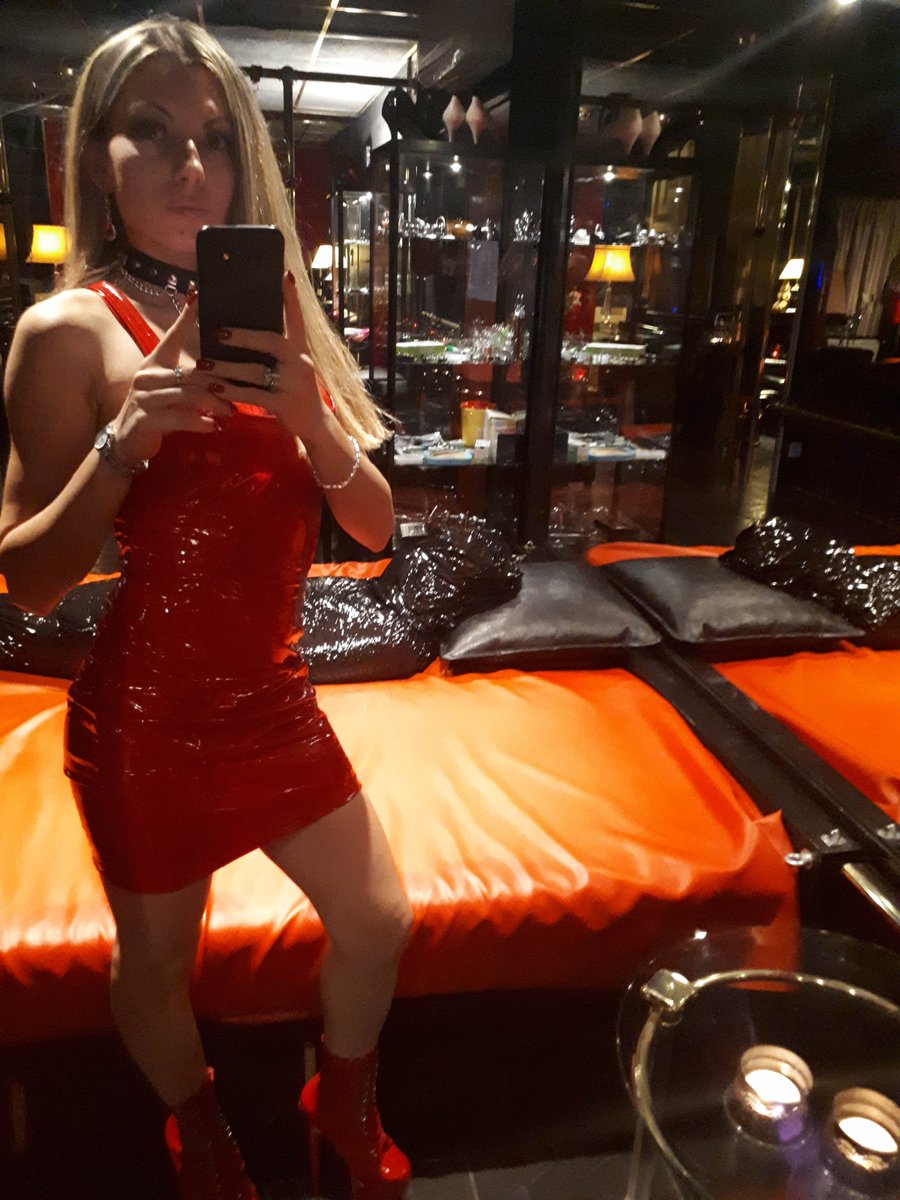 MISTRESSEMMA.COM
You scare me - he said.
Why? - She asked.
Because I tell you things I can't even tell myself!
#nilon #fetish #latex 
FOLLOW AND RETWEET!