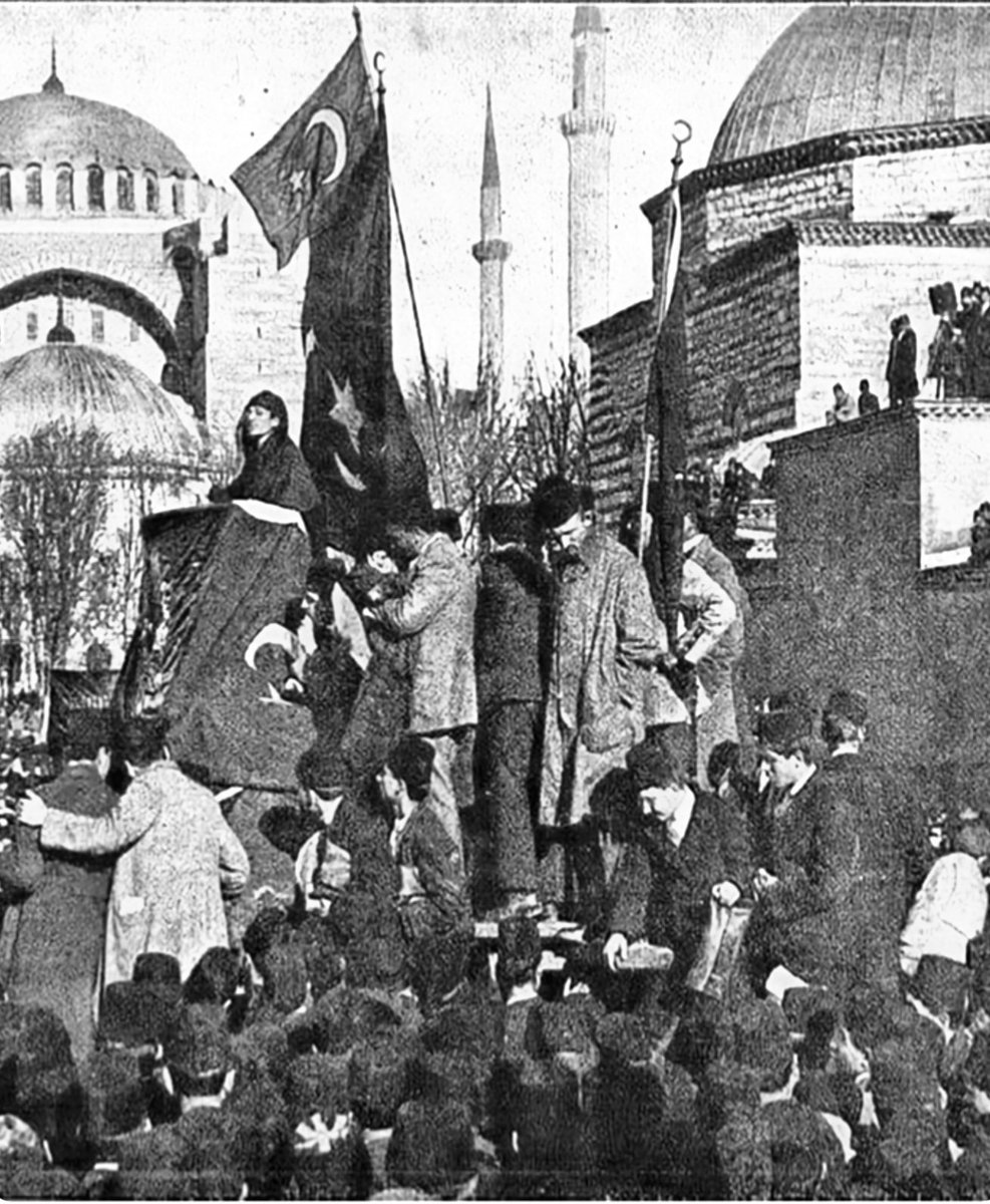 📸 13 Ocak 1920’de düzenlenen 150 bin kişilik son mitingde Muallimler Cemi­yeti Başkanı sıfatıyla kürsüye çıkan Nakiye Hanım, kadınlara ve erkeklere mücadele çağrısı yaparken