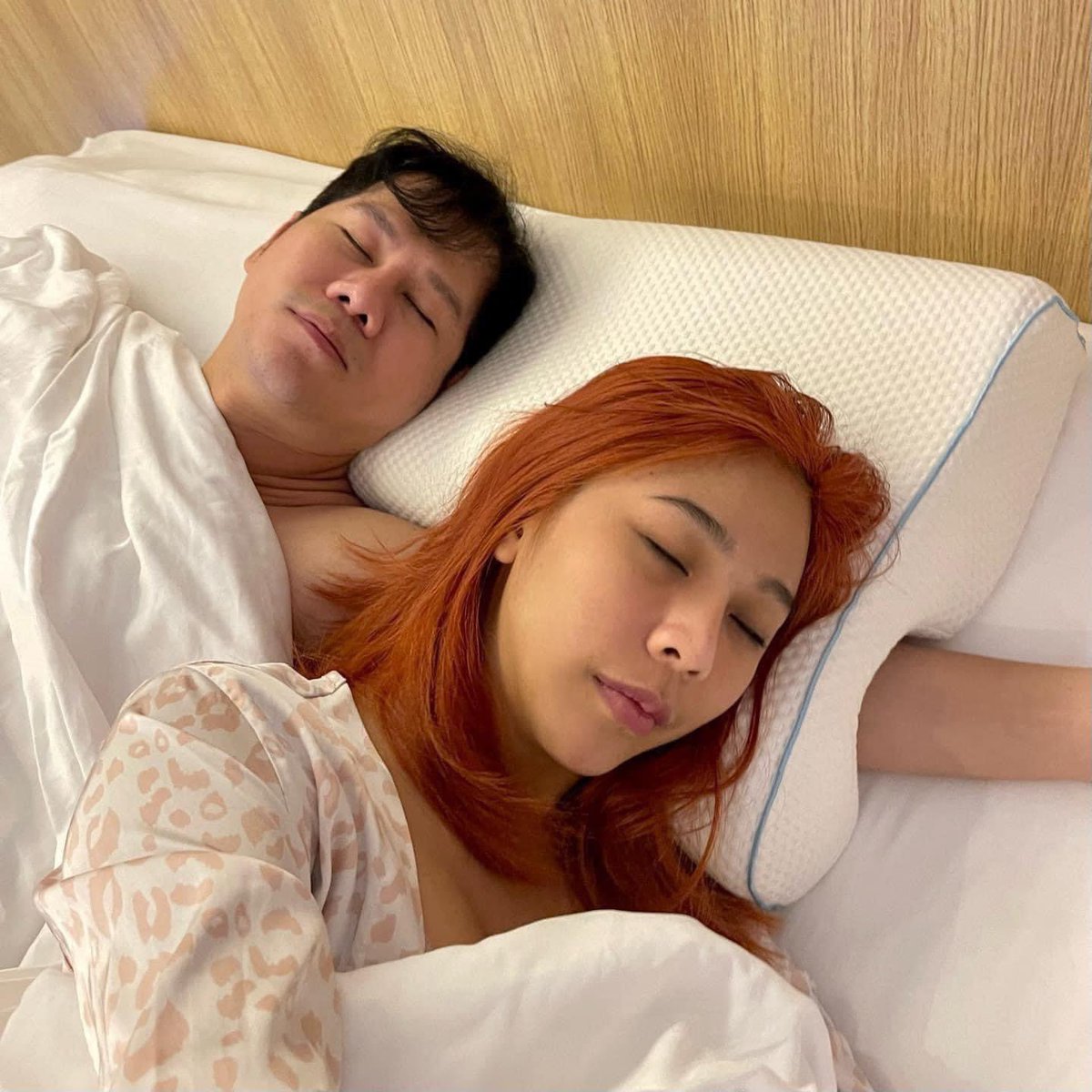 Chapienat's tweet photo. Hello? Kenapa cipta bantal ni. Kita memang nak bagi laki kita tangan kebas 😭😭😩😩 https://t.co/hUzAsd2h4J