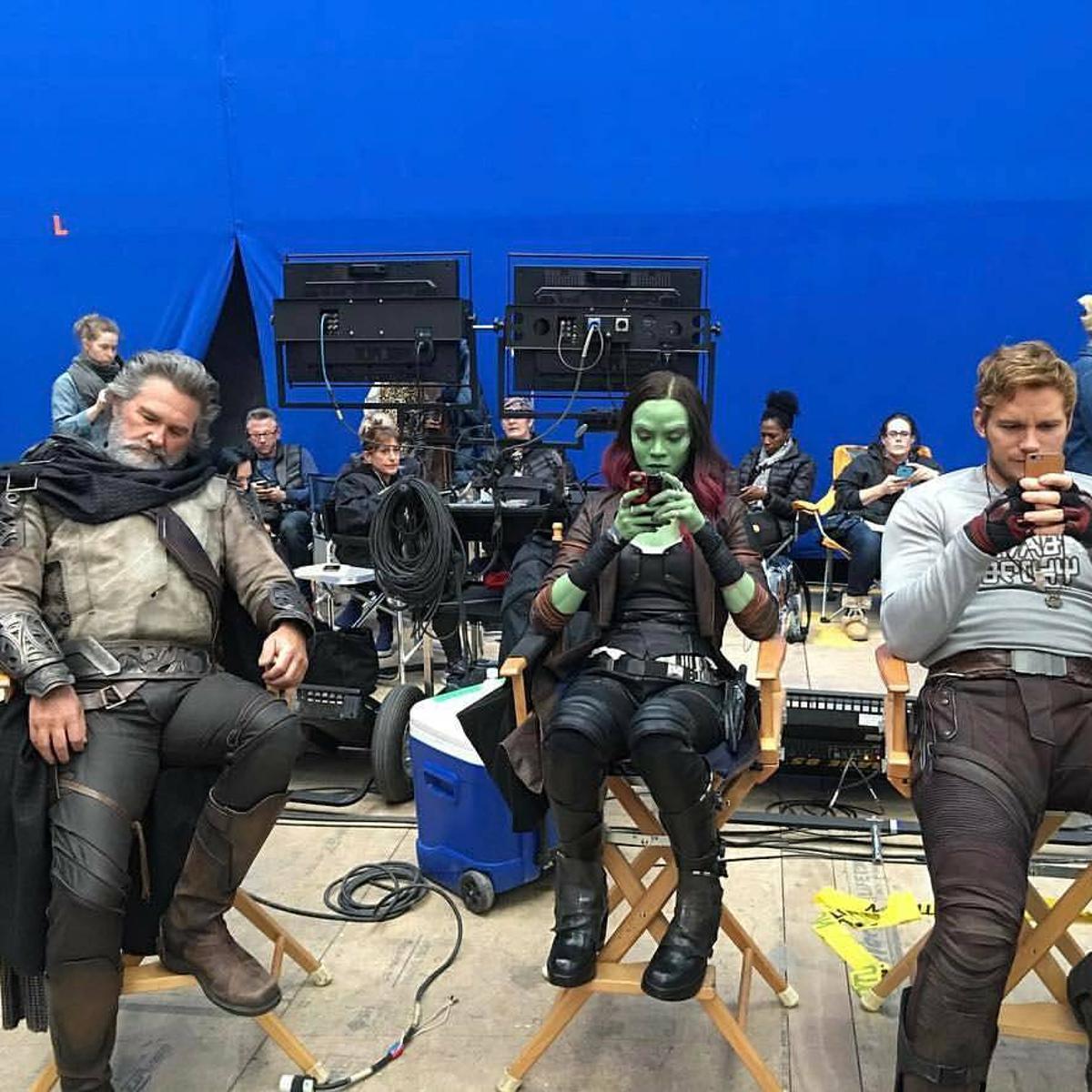 DailyStuffMag's tweet photo. Seeing our favorite celebrities break character onset of the movies we love is a little strange to see, but we loved every moment of these funny photos.