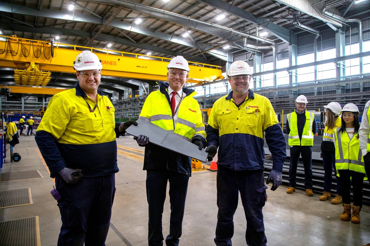 BAESystemsAus's tweet photo. 🚢 Our global CEO Charles Woodburn toured our Osborne shipyard last week to meet with our people and ‘steel a glance’ at progress of the #HunterClassFrigates
Discover 👉 https://t.co/SdAsisE3V8
#Shipbuilding @BAESystemsplc https://t.co/bqHYAozNij