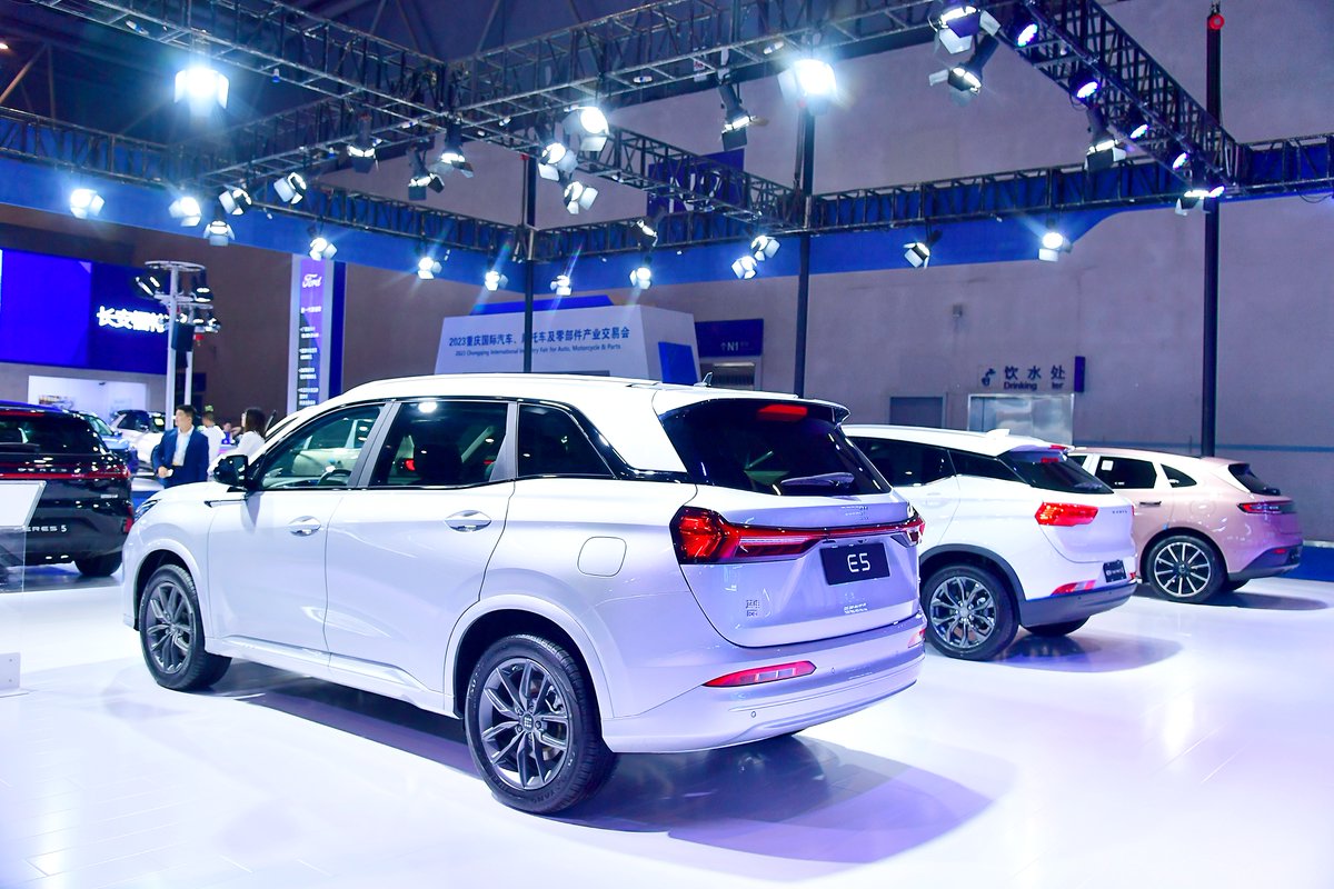 On May 18, the Western China International Fair for Investment and Trade (WCIFIT) was grandly held in Chongqing International Expo Center. SERES Group brought AITO M5 Smart Driving Edition, AITO M7, SERES 5, SERES 3, E5 and other new energy vehicles to make a stunning appearance.