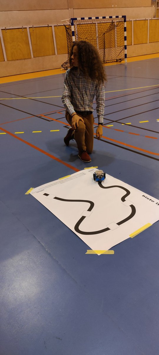 Jeff8342's tweet photo. Demi-finale du concours de programmation robotique @defibots à la cité scolaire de  Tarare. #college #lycee @DANE_acLyon https://t.co/ATbej1U6tX