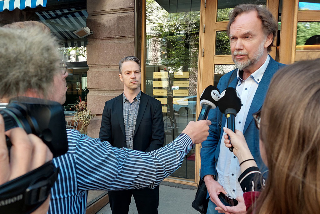 1/2 Palkkaero pitää ilmeisesti olla, jotta matalapalkka-ala sote-sektorilla voidaan säilyttää? Firmoilla on myös peiliinkatsomisen paikka. Polkuhintakilpailutuksiin ei pidä osallistua. <a href="/SuPerLiitto/">SuPer ry</a> on tätä keskustelua käynyt alan toimijoiden kanssa <a href="/yleuutiset/">Yle Uutiset</a> <a href="/MTVUutiset/">MTV Uutiset</a> <a href="/hsfi/">Helsingin Sanomat</a>