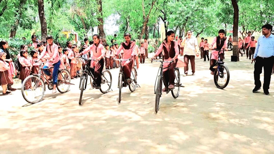 समर कैम्प में सीख रहे हुनर...
हाथरस के संविलियन विद्यालय समामई, सासनी में आयोजित समर कैंप में बच्चों ने मूर्तियां व मिट्टी के खिलौने बनाने सीखे। शत प्रतिशत उपस्थित विद्यार्थियों को सम्मानित भी किया गया।
#SummerFunInBasic
<a href="/UPGovt/">Government of UP</a> <a href="/CMOfficeUP/">CM Office, GoUP</a> <a href="/thisissanjubjp/">Sandeep Singh</a>