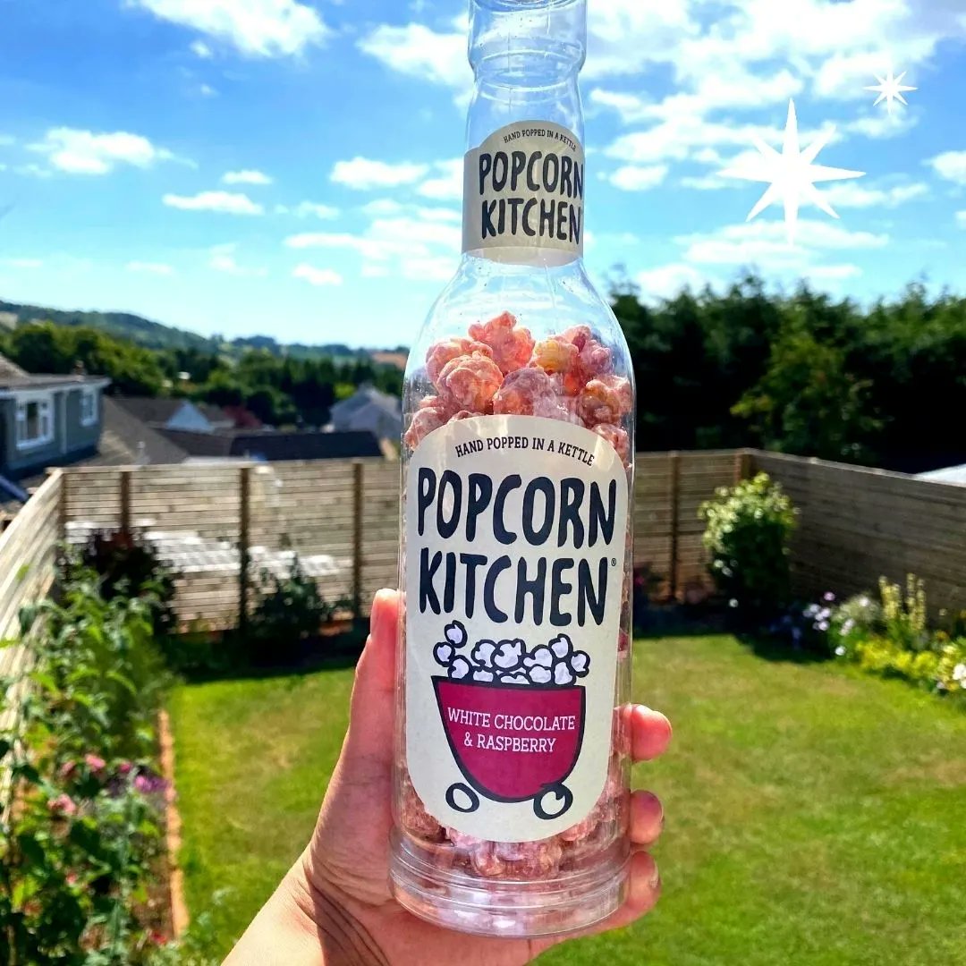 Nothing says summer quite like the fresh flavours of White Chocolate & Raspberry 😍 Enjoy our hand-popped gourmet popcorn smothered in Belgian white chocolate and freeze-dried raspberries. It really is the flavour of summer 🍿 Shop here: popcornkitchen.co.uk/collections/tr…