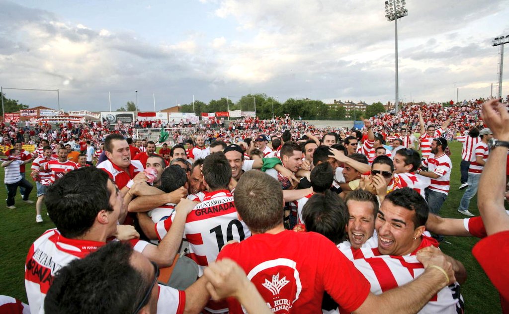 La afición del Granada CF celebra el ascenso a Segunda División en el césped de Santo Domingo, tras 22 años entre Segunda B y Tercera División.
AD Alcorcón 1-0 Granada CF, 23 de mayo de 2010.