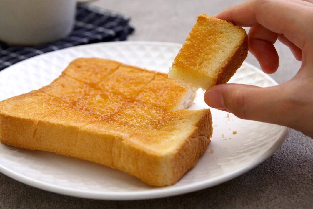 朝食や小腹が空いたときなどにぴったりそう！とっても美味しそうな「シュガーバタートースト」のレシピ！