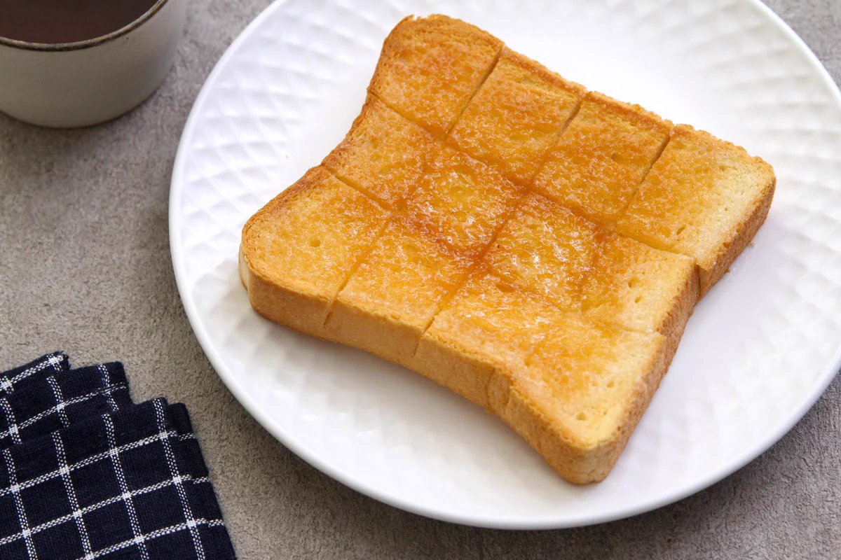 朝食や小腹が空いたときなどにぴったりそう！とっても美味しそうな「シュガーバタートースト」のレシピ！