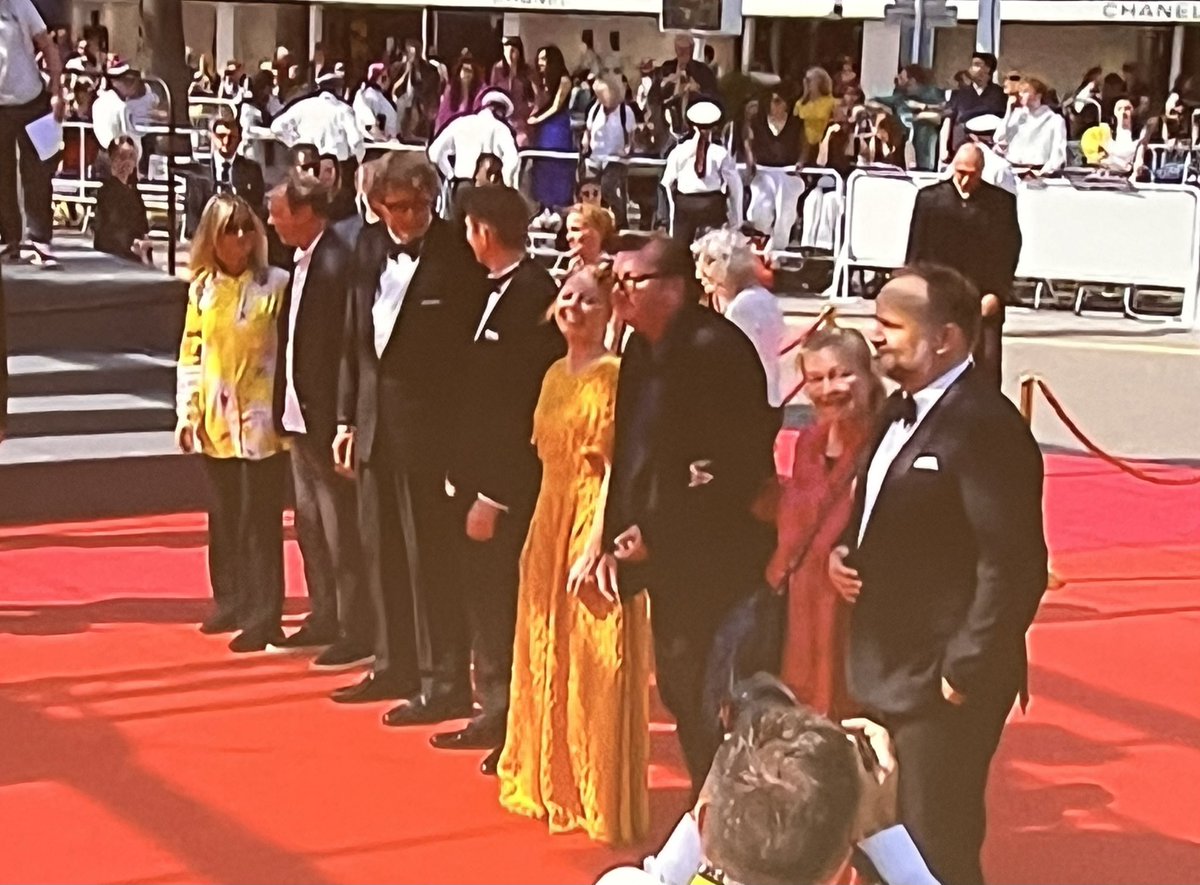 Kaurismäen uusi elokuva oli valtava yleisömenestys Cannesissa. Koskettava mestariteos, mahtavaa olla paikalla kokemassa tämä 🌟