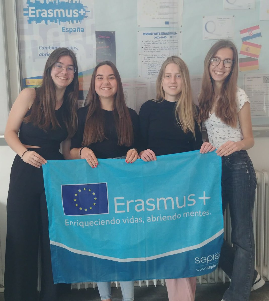 👋👋Li hem dit adéu a la Kessy i a la Camile del Lycée Léonard de Vinci de Montaigu 🇫🇷 després de passar un mes assistint a classes al nostre centre.
Les seves parelles, la Marta i la Jacqueline de #1rbatx, ja van poder gaudir de la seva estada #erasmusplus durant el 2n trimestre