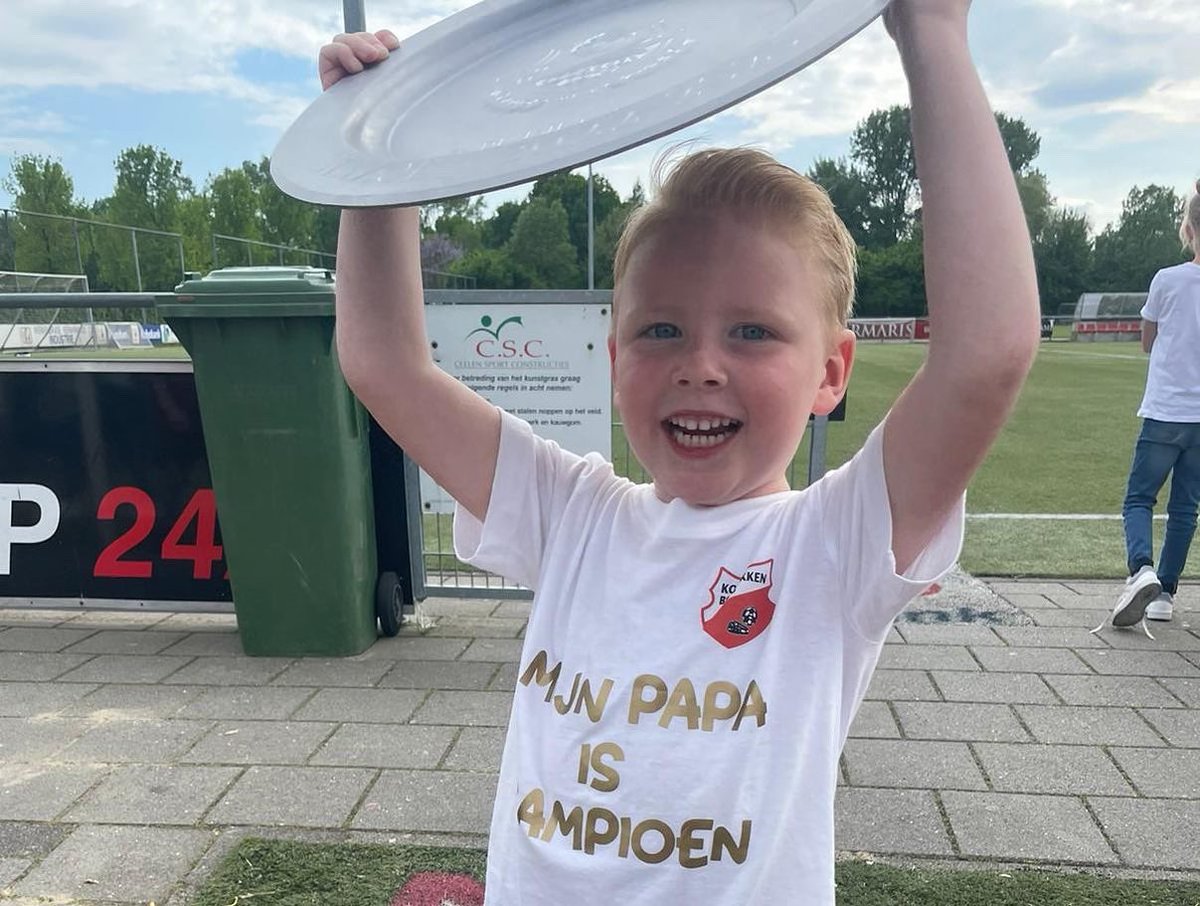 DennisIppel1's tweet photo. Vorige week zaterdag zijn we met de JO19-1 voor de 2e keer kampioen geworden en daarom in 1 seizoen gepromoveerd van de 4e naar de 2e divisie! #opleiden #trots #mooistel https://t.co/FZ8S3IhGMg