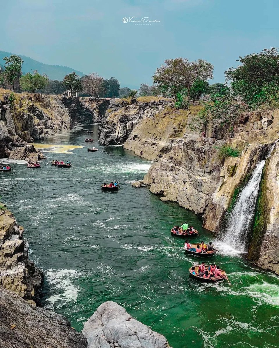 10 Incredibly Beautiful Waterfalls in Bharat

1. Hogenakkal Waterfall, Tamilnadu