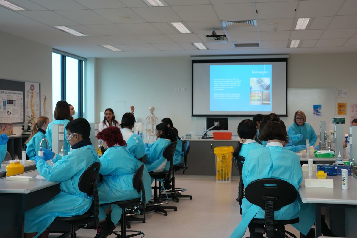 MonashTS's tweet photo. It was so exciting to be back at @holmesglen yesterday for yet another successful Health Industries Immersion Day 🩺🏥
The day saw students investigate a variety of roles within the health industry by participating in hands-on activities led by industry experts. #TechSchools https://t.co/Els0aZrk33
