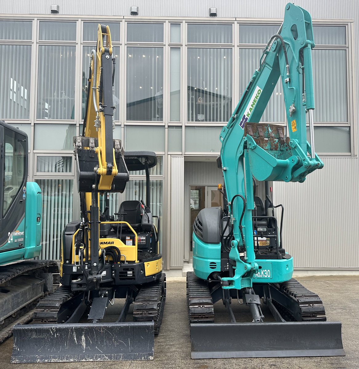 kanekokikai_1's tweet photo. コベルコ製SK35SRとヤンマー製Vio35。コベルコの方が頑強に見えますが両方3.5t級なので重量はそこまで変わりません。操縦席の抜けた感じか詰まった感じかでお好みが分かれるかもしれませんが、どちらも安全製は間違いありません!#SK35SR #Vio35 https://t.co/9WYsXosKGS