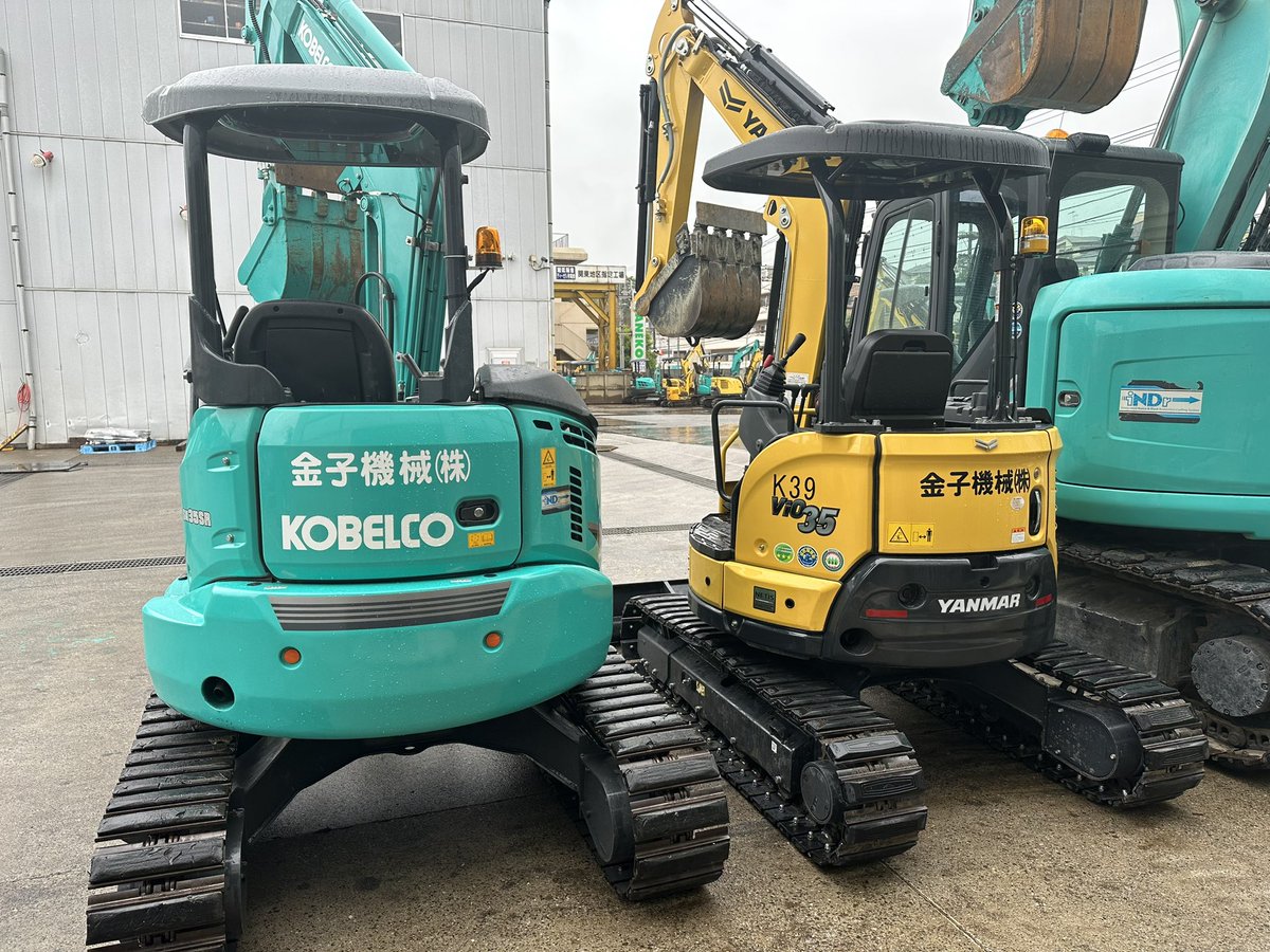 kanekokikai_1's tweet photo. コベルコ製SK35SRとヤンマー製Vio35。コベルコの方が頑強に見えますが両方3.5t級なので重量はそこまで変わりません。操縦席の抜けた感じか詰まった感じかでお好みが分かれるかもしれませんが、どちらも安全製は間違いありません!#SK35SR #Vio35 https://t.co/9WYsXosKGS