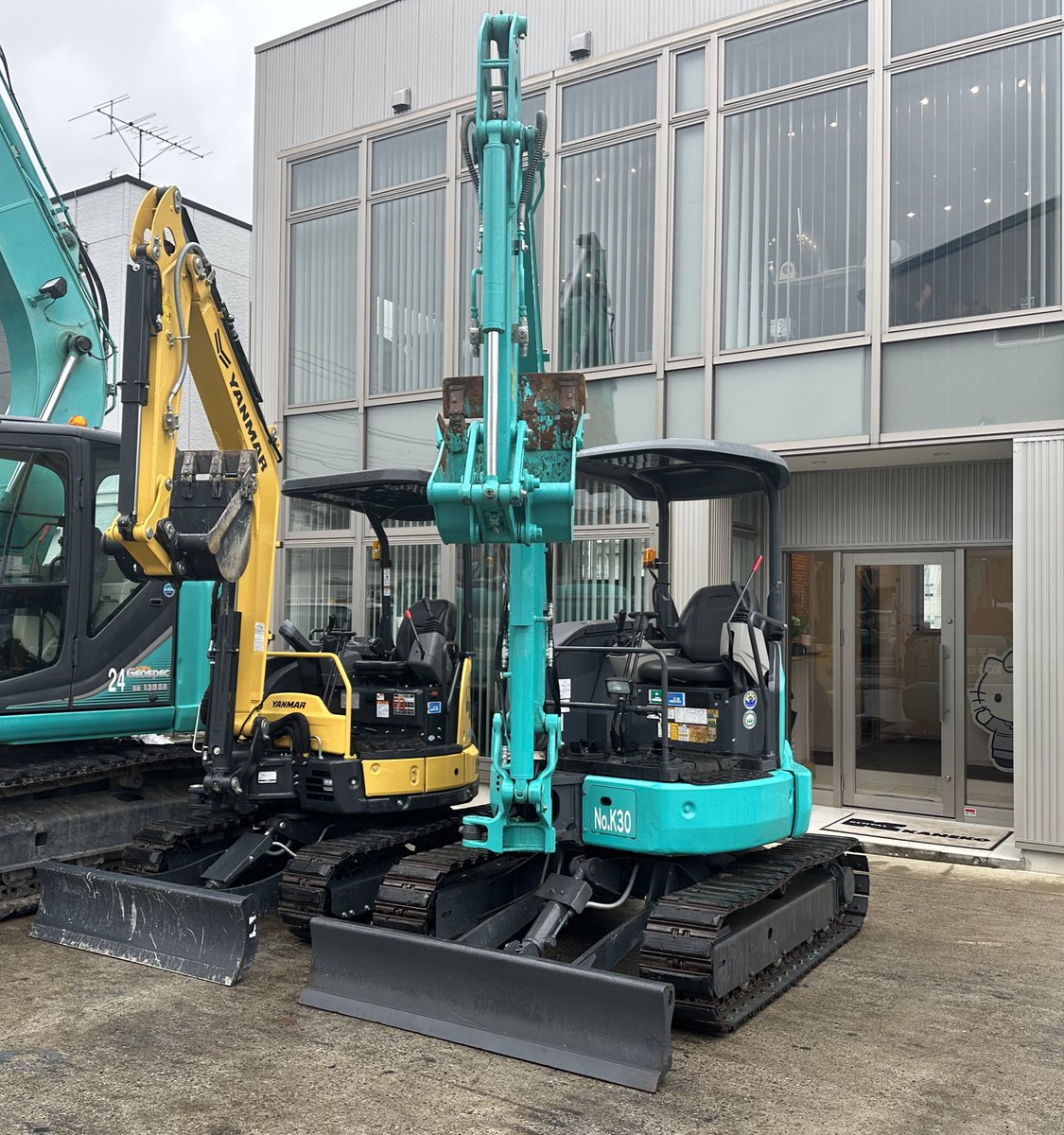 kanekokikai_1's tweet photo. コベルコ製SK35SRとヤンマー製Vio35。コベルコの方が頑強に見えますが両方3.5t級なので重量はそこまで変わりません。操縦席の抜けた感じか詰まった感じかでお好みが分かれるかもしれませんが、どちらも安全製は間違いありません!#SK35SR #Vio35 https://t.co/9WYsXosKGS
