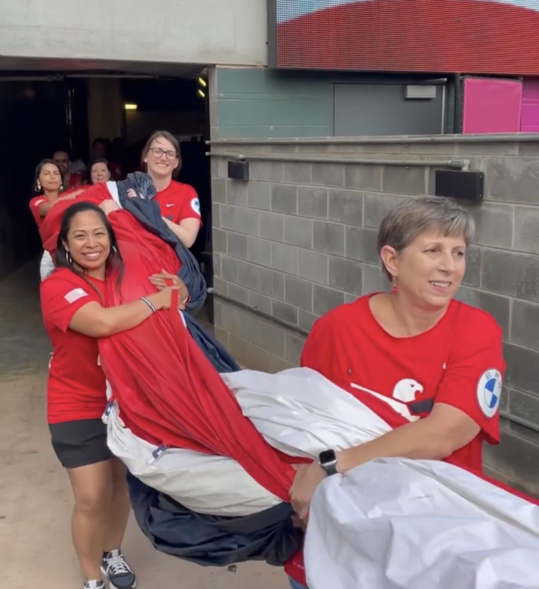 BigGreenPen's tweet image. Here’s a look at the moment before we took the field Saturday night to present the giant flag at the @braves game as part of @TeamRWB. It was a fascinating process, and I loved being part of it. 

#OldGloryRelay

Goodnight all. 💚😴