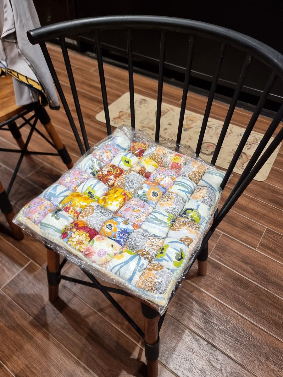 เธอชั้นเจอคุณยายอายุ 80 เย็บเบาะ และก็หมอนต่างๆ นำมานั่งขายในตลาดนัดแถวบ้านขายเองด้วยนะ แข็งแรงจริงๆ นี่ชั้นชื้อมา 12 อันใส่เก้าอี้ที่บ้านพอดีเลยใครสนใจบอกนะ อันละ 150 บาท นั่งสบายตูดได้อุดหนุนคุณยายด้วย 

ได้ขออนุญาตจากคุณยายแล้ว