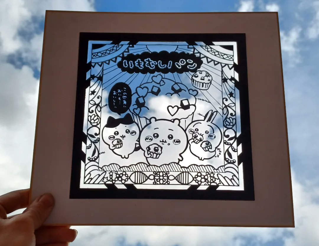 切り絵 ちいかわのいもむしパンのパッケージを元に切り絵を作って色紙