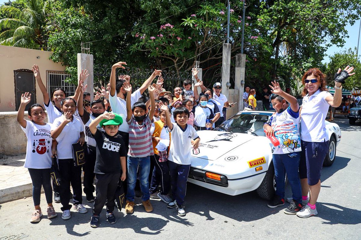 Pomuch se viste de fiesta con la llegada de los pilotos del #RallyMaya. Durante la parada en la #SegundaEtapa, los competidores disfrutan de la calidez de la comunidad y descubren la belleza de sus costumbres.