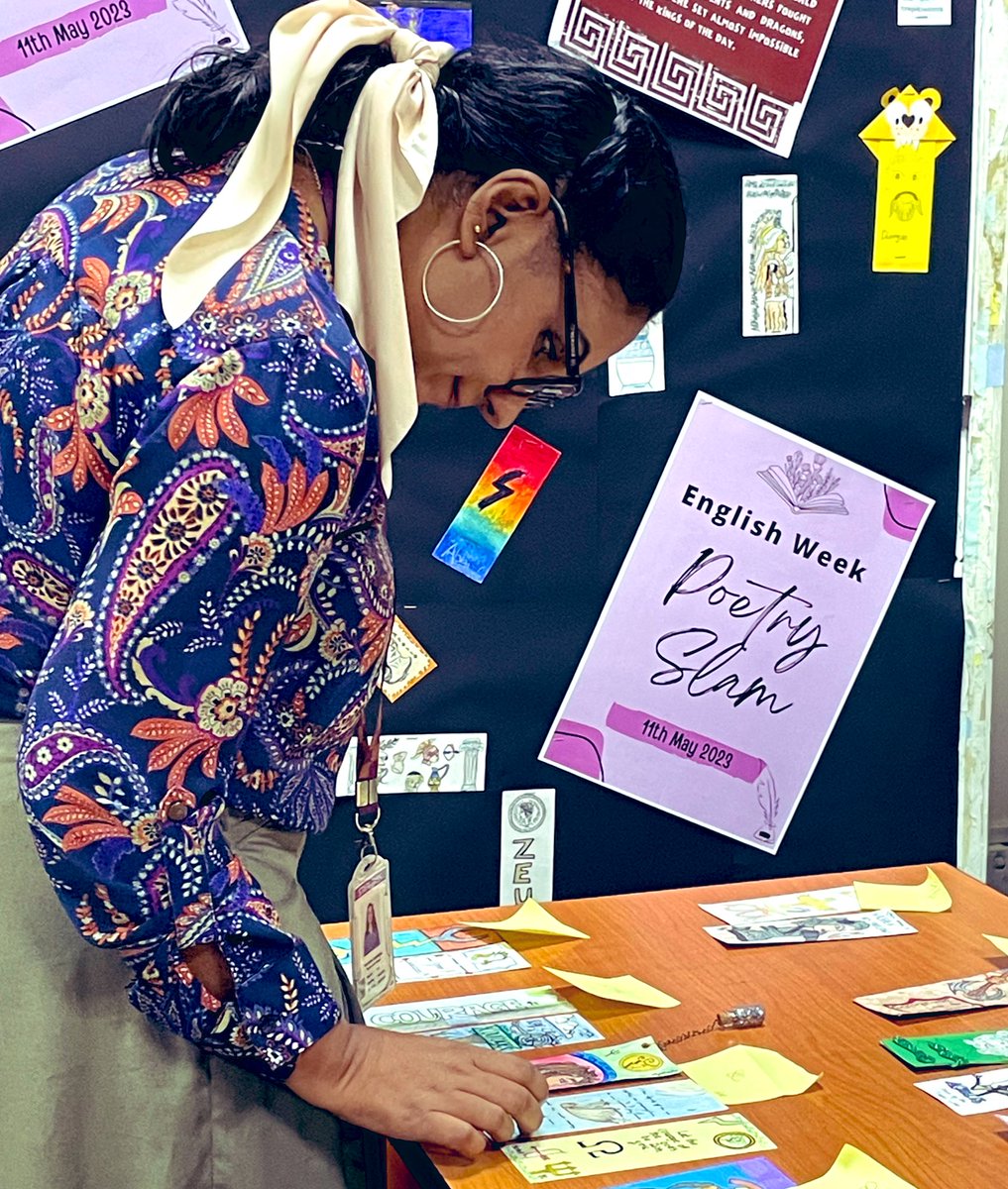 BSC_SSEnglish's tweet photo. #BSCEnglish were very grateful to Ms. Poornima for judging our #Bookmark competition! Itโs become tradition now, and youโre the expert!๐๐จ
#EnglishWeek had everyone smiling!๐
@BSColomboLK #GoBSC ๐ https://t.co/wkfZrRqfWN