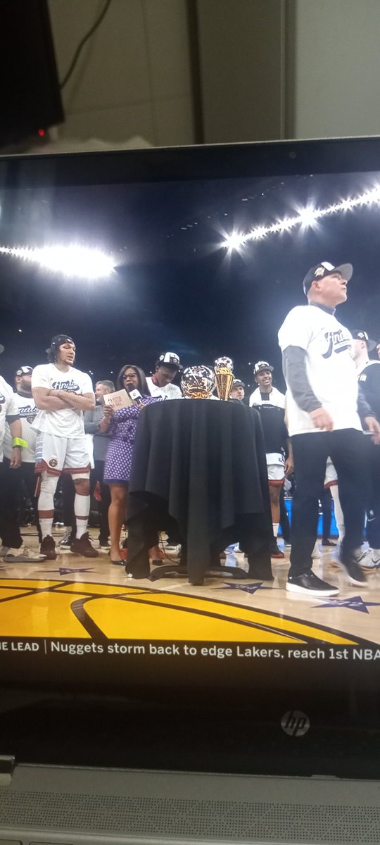 panquecaboy's tweet photo. No way ma eh assim kes te entrega trofeu de campeão de conferência ne NBA. https://t.co/CXmqM2Igj8