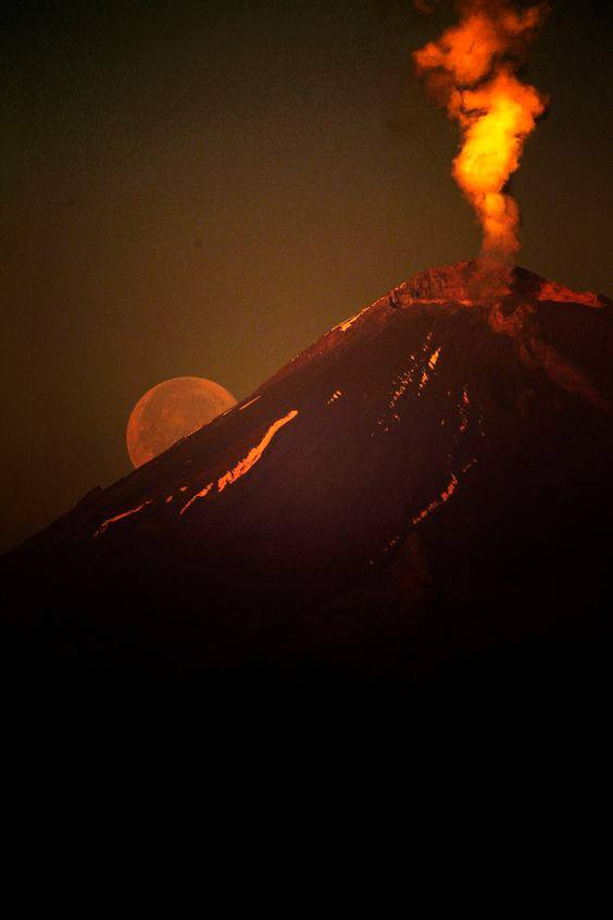 ¡Mágico momento entre la luna y el Volcán Popocatépetl! 🌋🇲🇽🌕