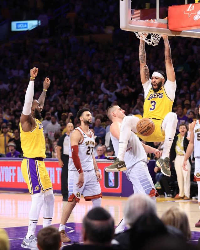 Quero tirar um tempo pra falar do Lakers agora.

De 0.3% de chances de playoffs pra final de conferência. O primeiro time na história da franquia que começou 2-10 e venceu mais de 20 jogos.

Entendam, o Lakers não é feito pra ser medíocre, o Los Angeles Lakers não precisa estar