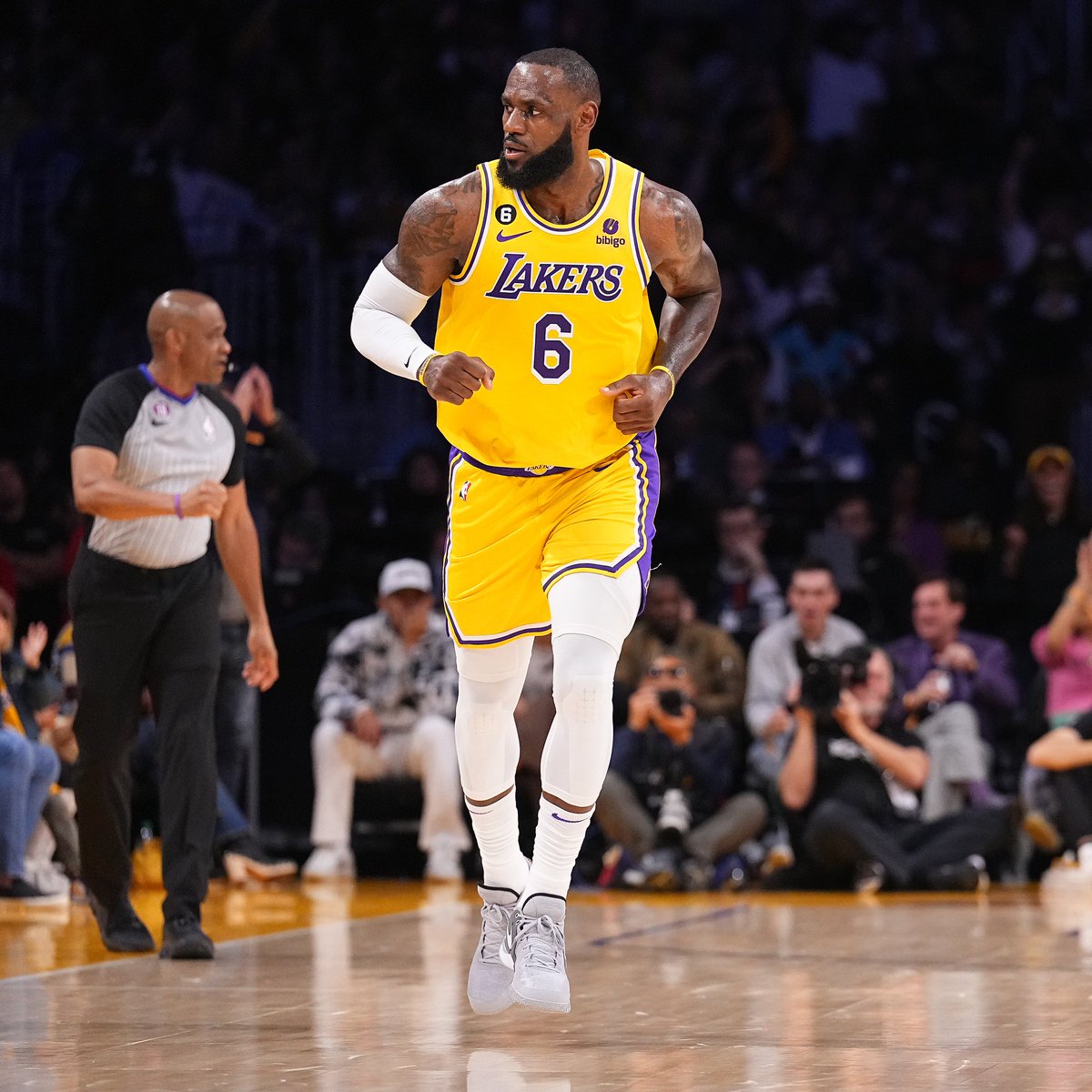 Dunk N'Out tweet media
