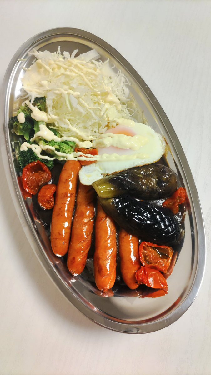 最近、クセになっている ゴーゴーカレーにチョリソ🍆🥦 チェリー🍅🍳のトッピングです✨ チョリソの辛味がプラスされ 色合いも良く🌈美味しく出来ました🧑‍🍳 カレーを食べる時欠かせないのが お水ですが🥤こちらもご覧下さい👀