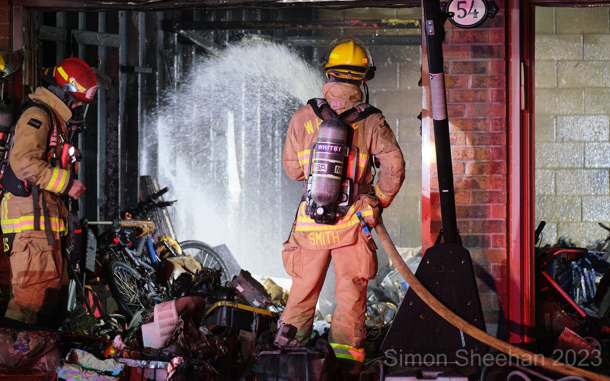 Whitby Fire crews quickly containing a fire on Henderson Drive to the garage tonight. @WhitbyFire @WPFFAL2036