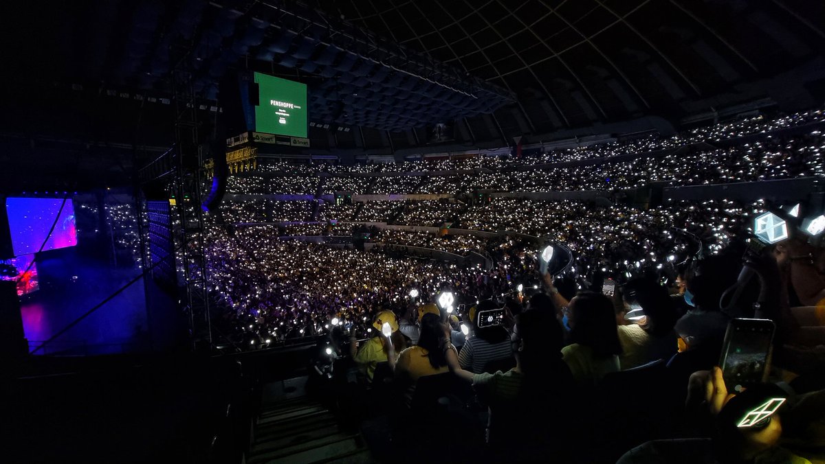 _bambibaek's tweet photo. We were that HUGE CROWD?!?! I just can't believe it. It's like we attended a group concert 😆 uhaw na uhaw sa EXO yarn? Kaya pala grabe nalang yung tingin ng SC sa crowd during con 🥹
Photo 1 - #EXOSCinSG
2 - #EXOSCinMY
3 - #EXOSCinJakarta
4- #EXOSCinMNL https://t.co/g51iN1QQVy