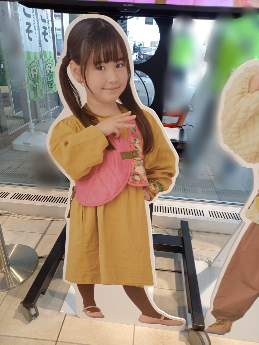 ポンちゃん ポンちゃんの等身大パネル 置いてあるTV画面の下側よりも身長が低くて